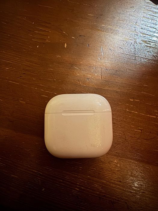 продает airpods 4го поколения оригинал