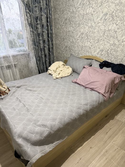 Кровать, комот, зеркало