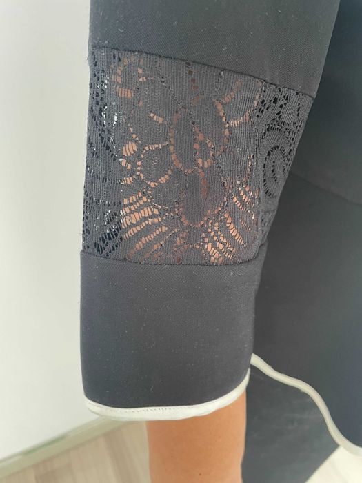 Costum elegant subtire negru cu detalii dantela