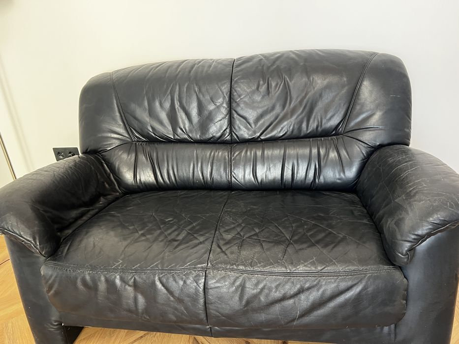 Canapea piele neagră 2 locuri, comfortabilă, uzată, ieftină