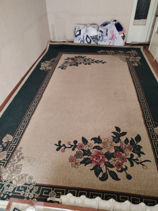 Ковер 3 на 5 есть небольшой дефект