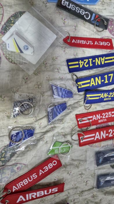 Брелки, ремувки, коврики, сумочки на самолетную тему