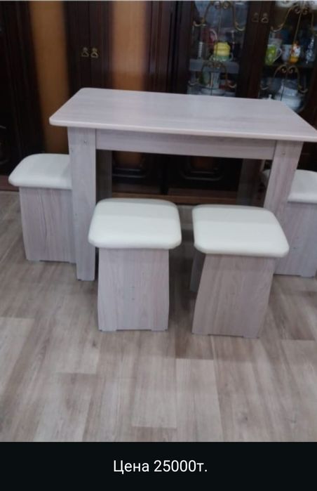 Стол обеденный и 4 табурета