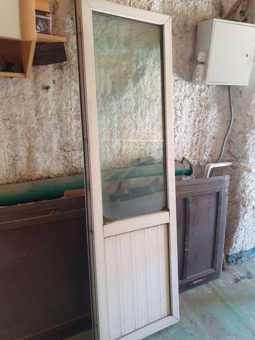 Продам пластиковую дверь