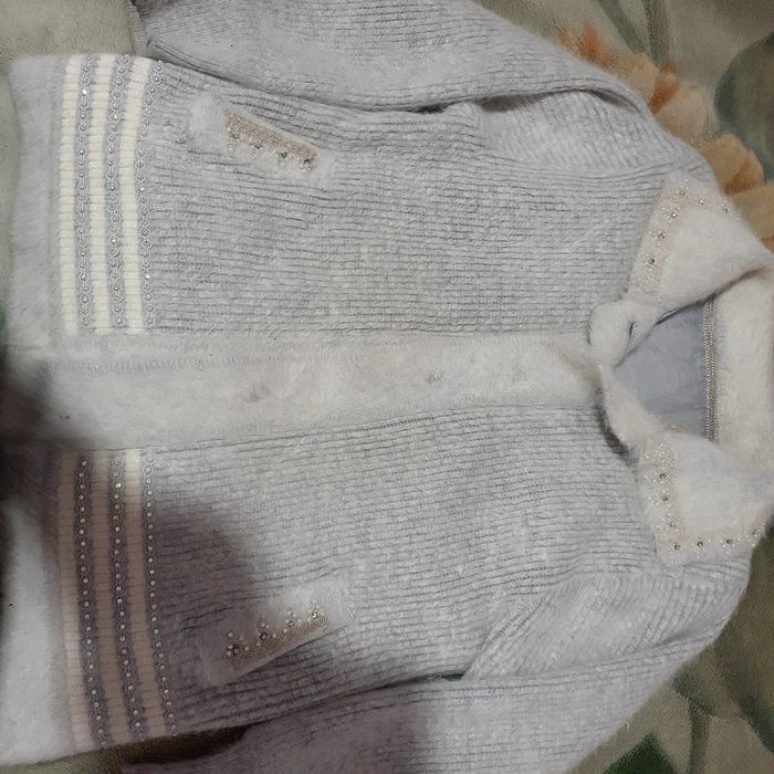 Ayollar jemperi. Oq moqiq sifatli