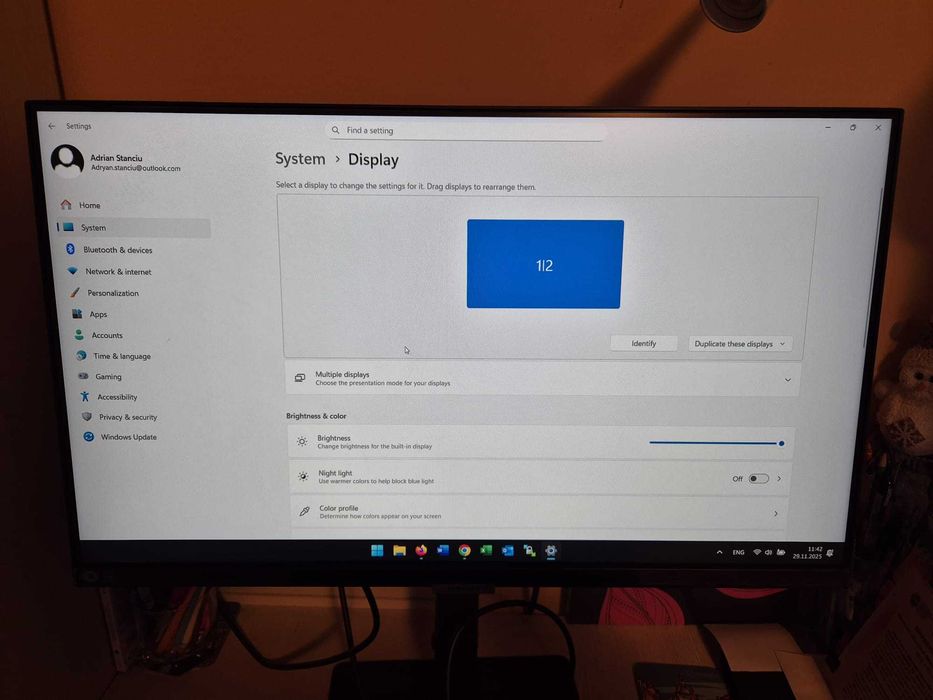 Vând monitor Samsung LS24A600UCUXEN, utilizat foarte puțin