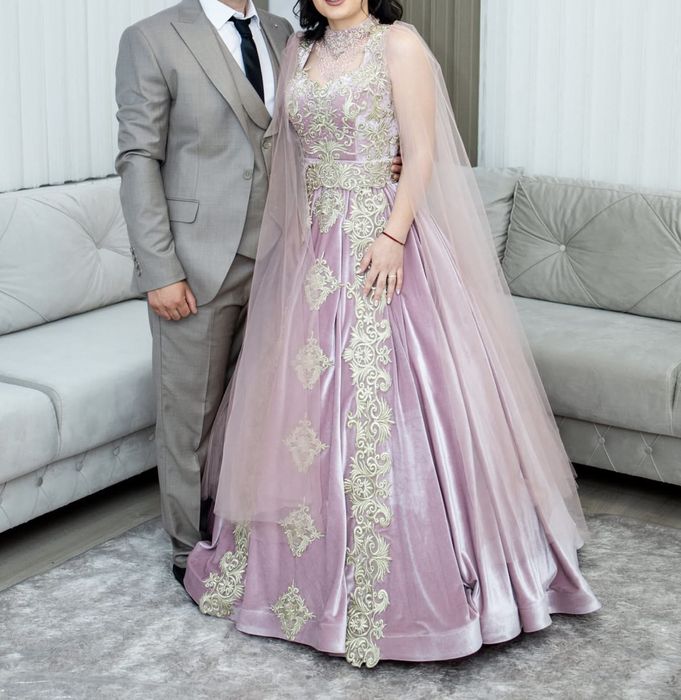 Продават се и роклята и костюма