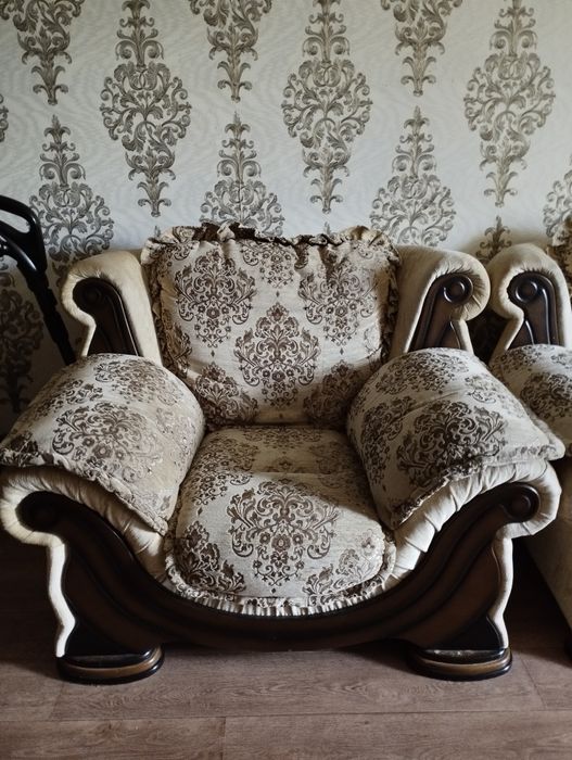 ПРОДАМ Диван и 2 кресла