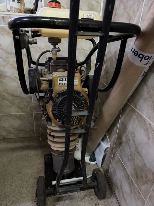 Compactor pe benzina