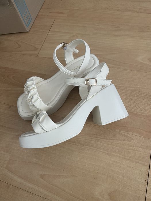 Дамски сандали на ток