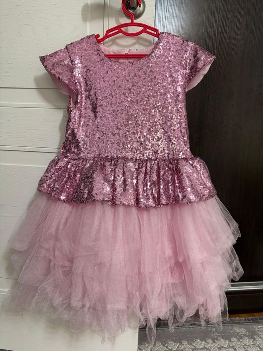 Платья нарядные.