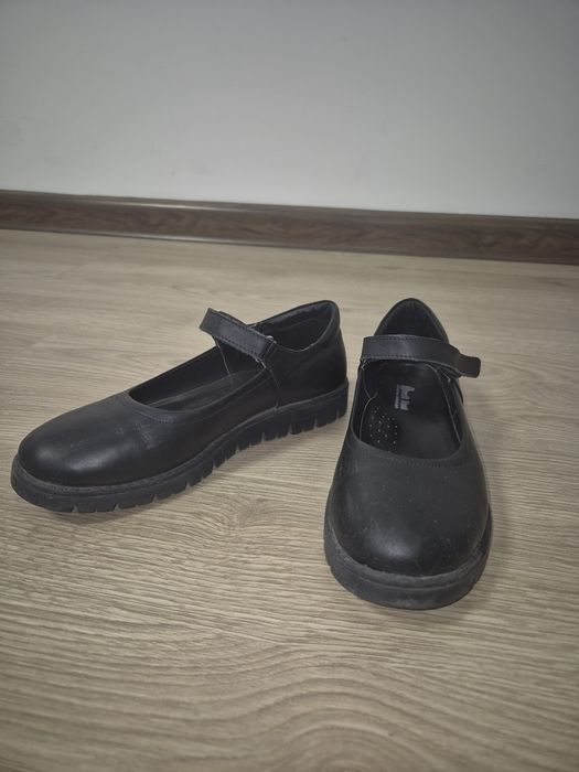 Продам обувь на девочку