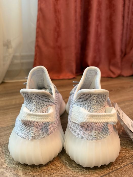 Yeezy 350 noi cu etichete