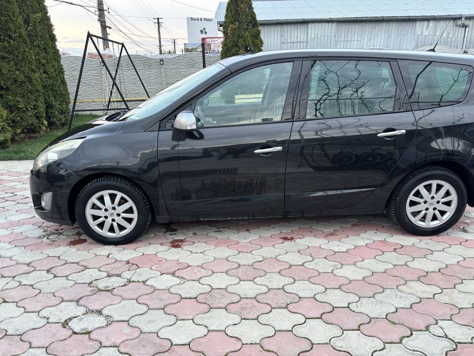 Dezmembrez renault grand  scenic  3  cu 7 locuri 1.5 dci 110 cp  2011