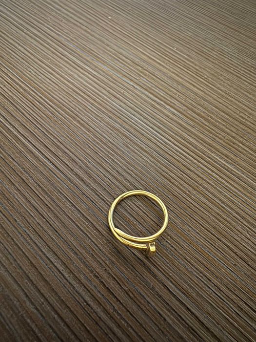 Vând inel Cartier din aur galben, model tip cui, elegant și deosebit.