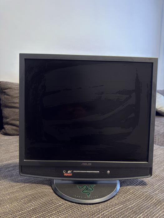 Monitor ASUS patrat
