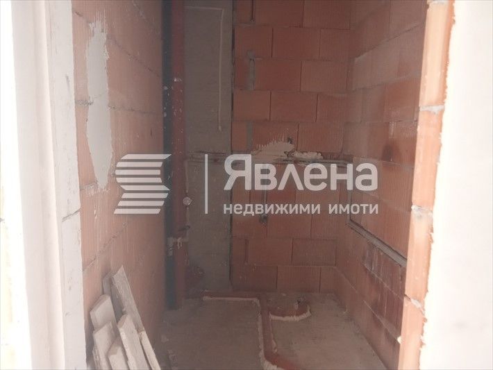 Младост двустайни