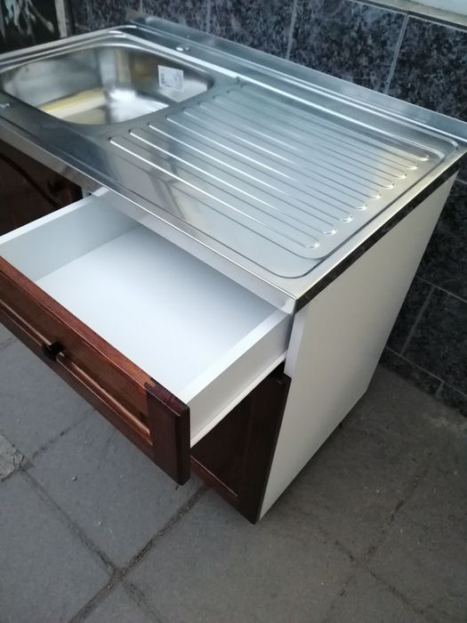 Нов кухненски шкаф с мивка бордова с дървесни врати