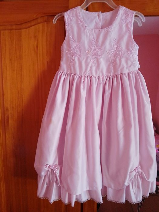 Празнична рокля от сатен и дантела