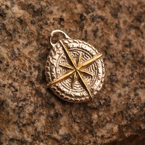 Сребърен медальон 925 „Компас“ – талисман за посока, закрила и сила