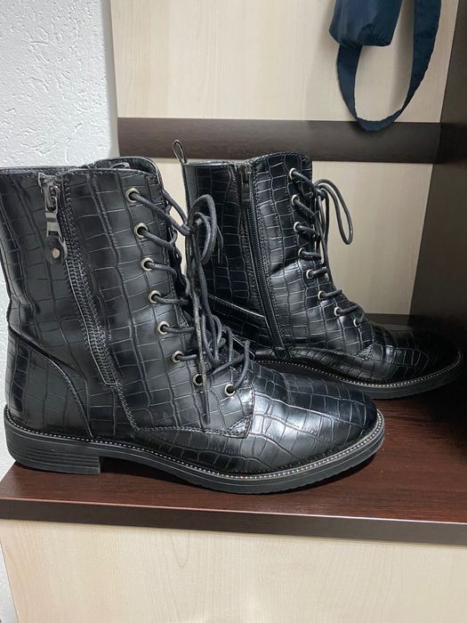 Употребявани и нови боти и сникърси.