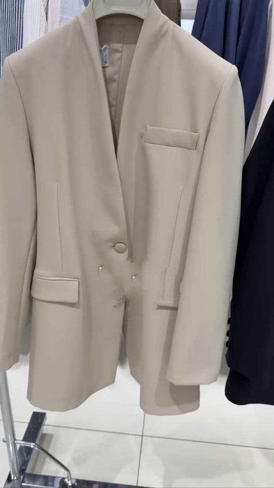 Бежевый стильный женский пиджак