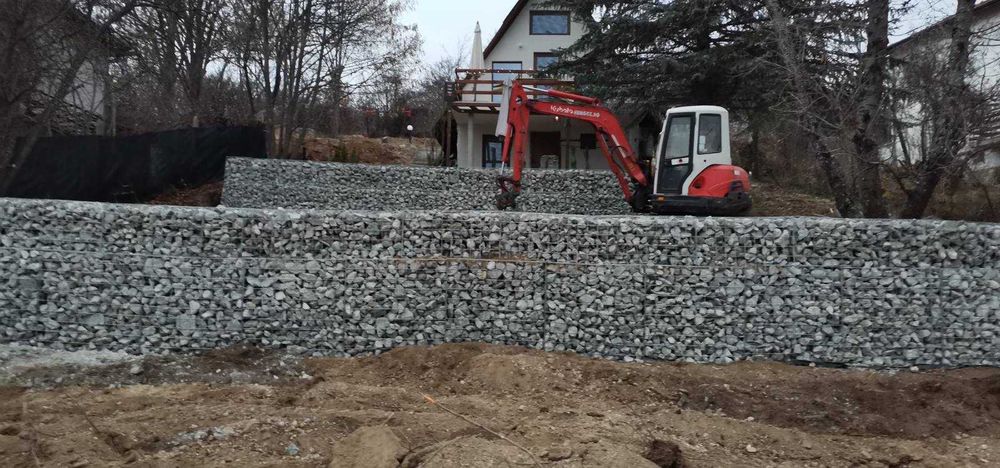 Събаряне на стари сгради. Услуги с комбиниран багер и самосвали.Перник