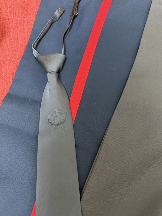 Брюки военные и галустук