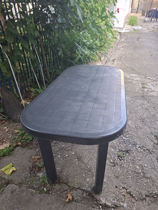 Set de 5 scaune din plastic cu tot cu masa