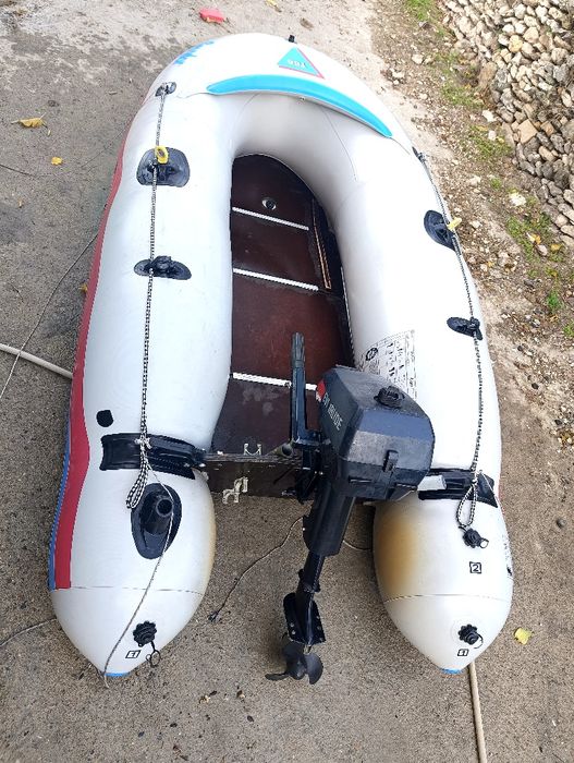 Лодка с извънбордов двигател 2 так. 4.кс Evinrude