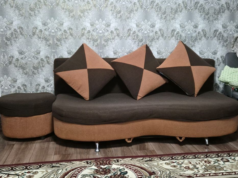 Продам диван с подушками и пуфиком
