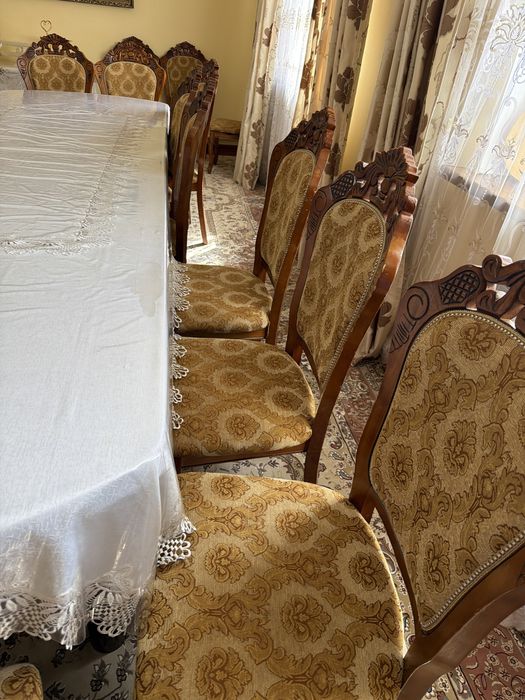 Стол с стулями в хорошем состояни