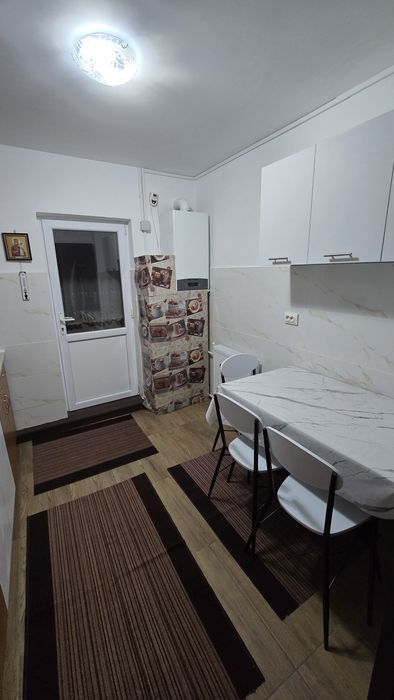 Apartament cu 3 camere de închiriat