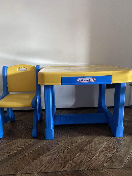 Продаю детский стол с 2 стульями