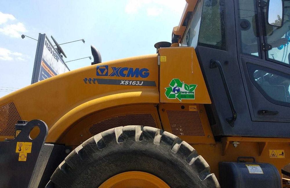 Сотилади на складе ДОРОЖНЫЙ Вибрационный Каток грунтовый  XCMG XS163J