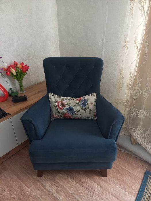 Диван с двумя креслами