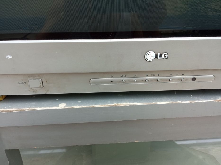 Продаётся большой телевизор LG FLATRON