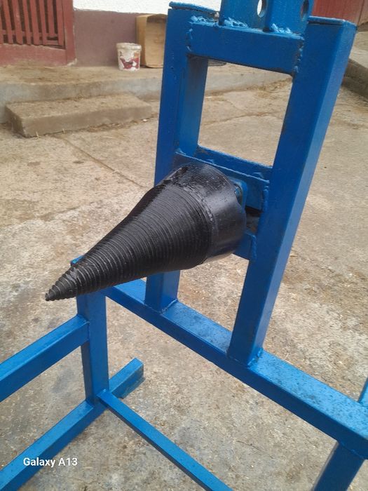 Vând despicator lemne pentru tractor detali la tel  0766783905