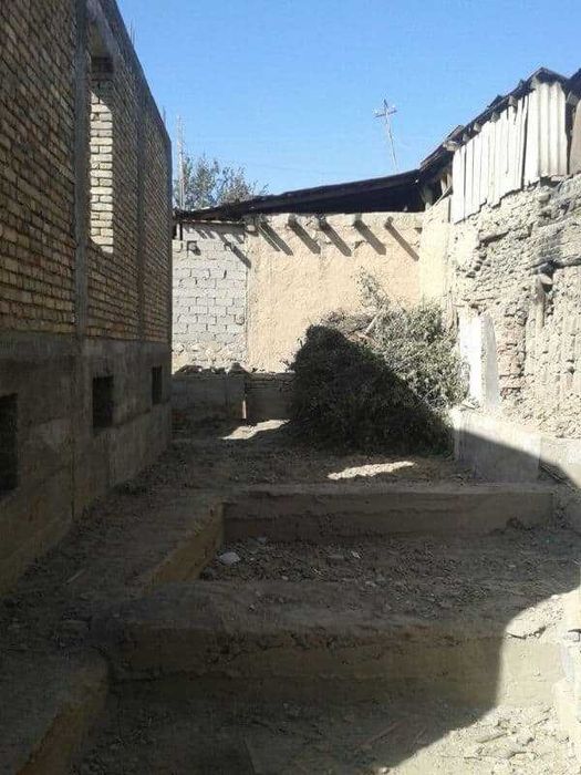 14 sotix uchastkasi, Samarqand Registondan atigi 1 km. Tezda sotiladi.