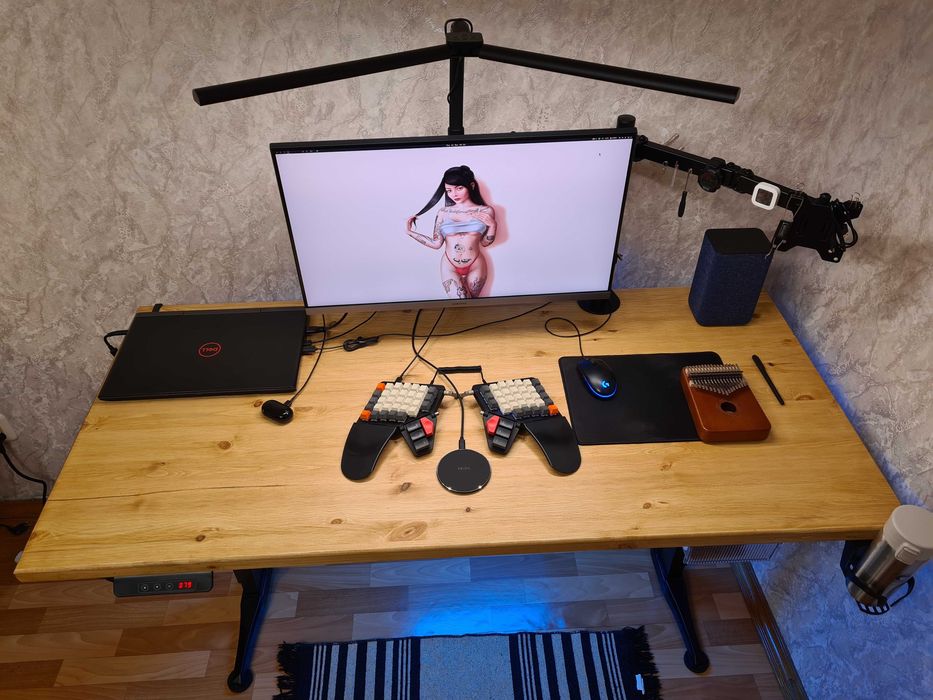 Регулируемый компьютерный стол