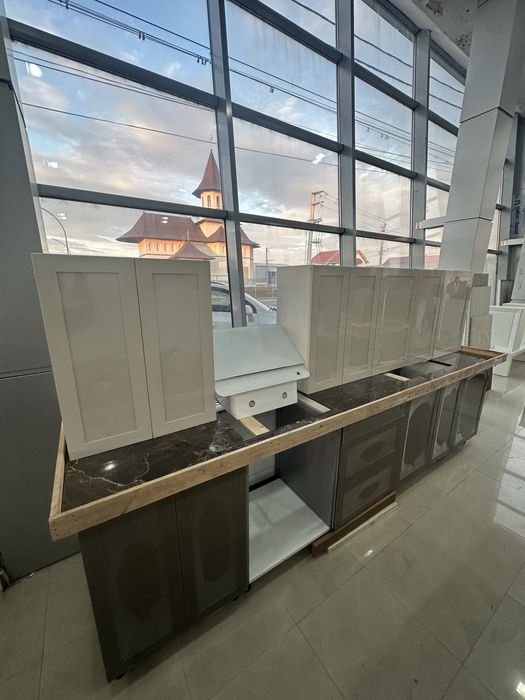 Bucatarii pe dimensiunea clientului diferite modele