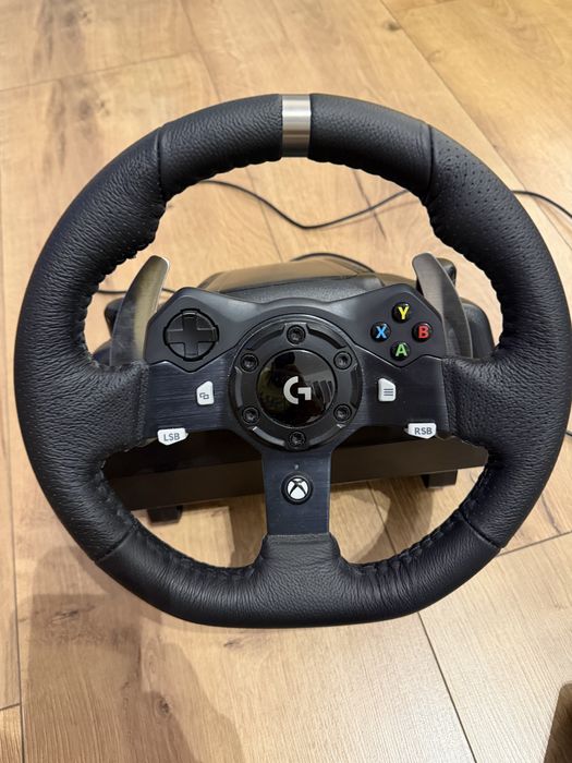 Volan Logitech G920 cu schimbator si frana de mana.