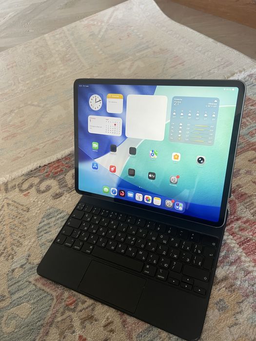 Ipad pro 12,9 m1 ( с клавиатурой)