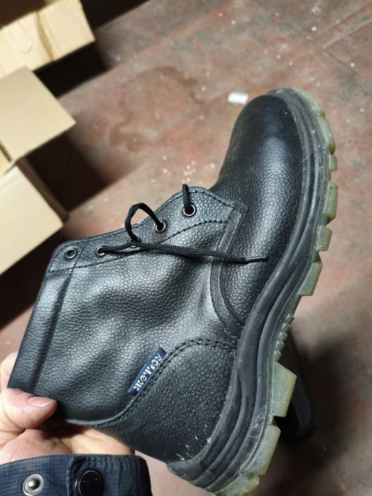 Ботинки кожаные с маслостойкой подошвой