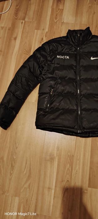 Vând geaca Nike originală.