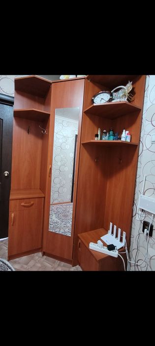 Продаётся угловая прихожая