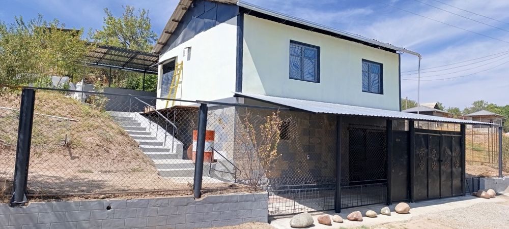 Свою Дачу на квартиру 2-х эт.в новбахоре душ+туалет внутри