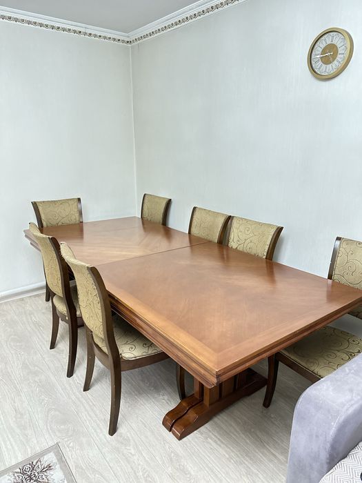 Стол со стульями в гостиную