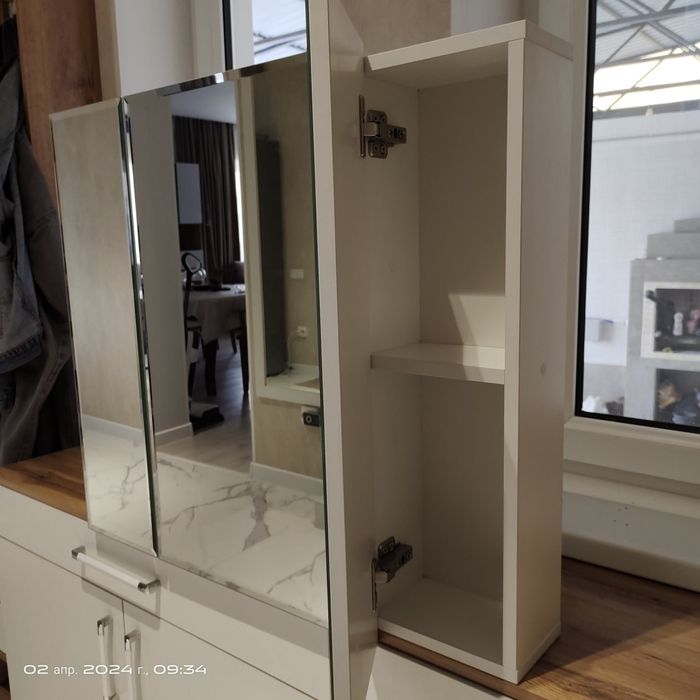 Зеркальный шкафчик новый