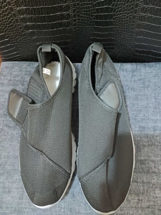 Специални мъжки обувки за отичащи крака